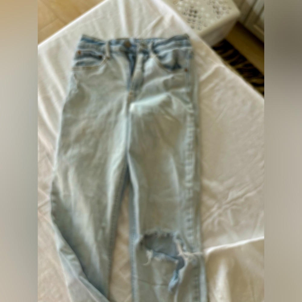 Copper‎ key.. Size one. Light wash jeans. Lots of distress.